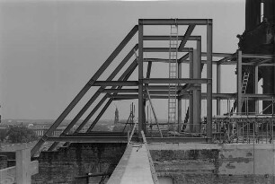 Dresden-Altstadt, Augustusstraße 2. Ständehaus (1901-1907; P. Wallot). Substanzsicherung / Wiederaufbau Dach. Montage von Dachbindern und zweistöckigen Rahmen (Westflügel)
