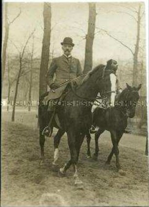 Theobald von Bethmann Hollweg bei einem Ausritt im Tiergarten