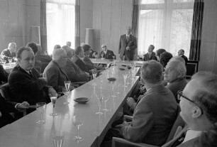 Politischer Meinungsaustausch zwischen Ministerpräsident Hans Filbinger, Vorstandsmitgliedern der Karlsruher CDU und Stadträten der Union im Haus Solms.
