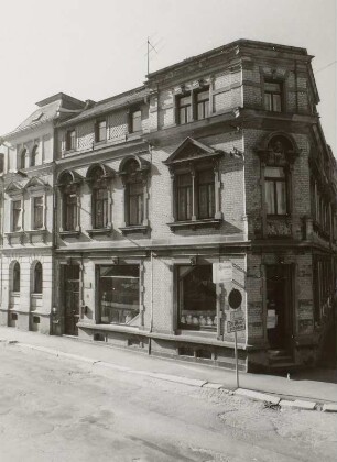 Markneukirchen (Vogtlandkreis), Wohnhaus mit Laden (um 1890), Erlbacher Straße 28, Straßenansicht