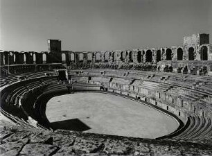 Die Arena des Amphitheaters in Arles