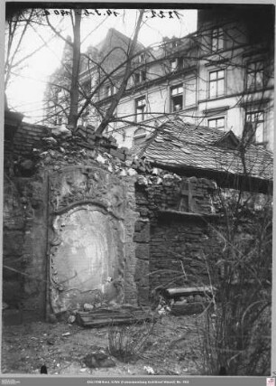 Ostmauer des Peterskirchhofs, im Hintergrund Häuser der Schäfergasse, möglicherweise 44, 42 und 40 (angeschnittel)