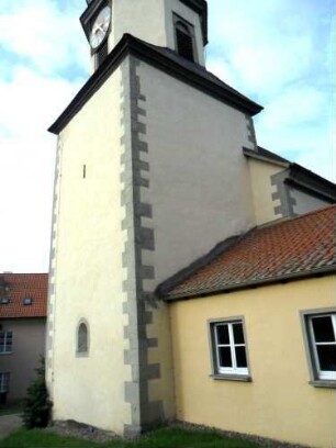 Evangelische Kirche-Kirchturm von Nordosten (Romanischer Chorturm mit Turmchor - Glockenstube 1705) mit Sakristeianbau