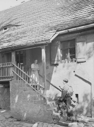Klipphausen. Schloss und Gut. Försterei (Nr.6). Revierförster Karl Wrzesinsky mit Hund (und Frau?) am Hauseingang