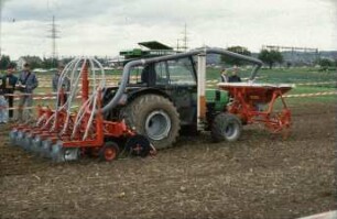Fotografie: Gartenbautechnik-Freiland, Düngung, Frontanbau, Terrareifen