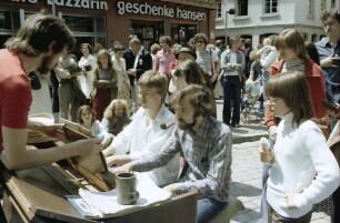 Freiburg: Klavierduo auf dem Rathausplatz