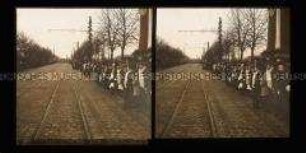 Spalier der Schulen in der geschmückten Bahnhofstraße, Potsdam