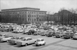 München: Königlicher Platz [Königsplatz] mit Parkplatz