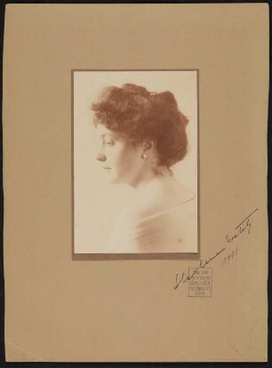 Portrait von Helene von Nostitz-Wallwitz im Profil mit Autogramm