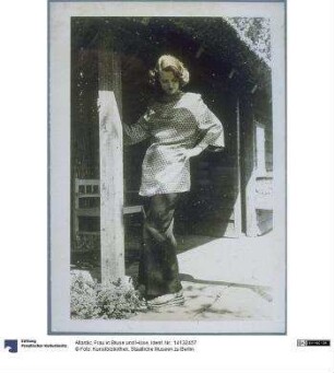 Frau in Bluse und Hose