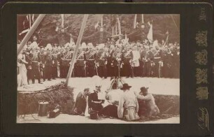 Kaiser Wilhelm II. bei Grundsteinlegung, Kaiserin Auguste Viktoria und Großherzog Friedrich I. im Hintergrund.