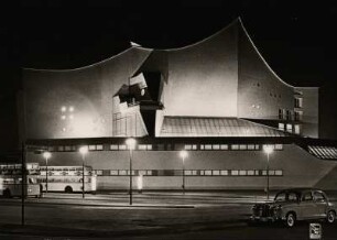 Berlin, Philharmonie. Matthäikirchstraße Ecke Tiergartenstraße, bei Nacht