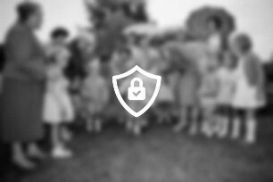 Kleingärtnerverein Fuhlenstegen e.V.: Rümpeler Weg / Finkenweg: Garten- und Kinderfest: Spiel: eine Gruppe Kinder : dahinter Frauen unter Regenschirmen