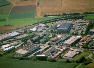 Büdingen. Gewerbegebiet "Reichardsweide". Luftbild-Schrägaufnahme von Südost