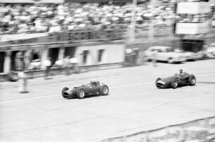 Nürburgring: Zwei Wagen jagen sich