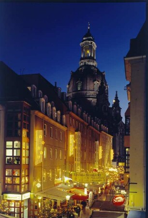 Frauenkirche : Blick von der Brühlschen Terrasse gegen die Frauenkirche während des Weihnachtsmarktes