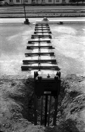 Bau der ersten vollverkehrsabhängigen Signalanlage an der Nürnberger Straße.