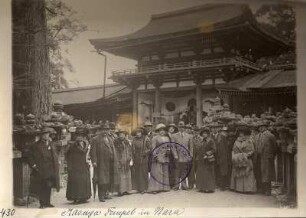 Nara, Japan. Gruppenbild mit Touristen der Hapag vor dem Kasuga-Taisha Schrein mit Heiligen Laternen