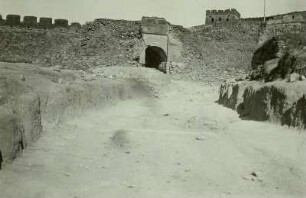 Große Mauer, China. Chinesische Mauer nördlich von Peking (Peking-Changping) am Nankou-Paß (Südtor im Juyongguan oder Juyong-Pass). Teilansicht mit Wachturm und Tunnel