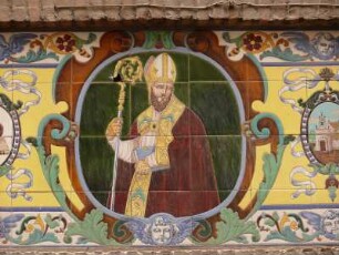 Kachelwand mit einem Bischofbild an der Fassade eiens Hauses in der Altstadt