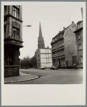 Straßenansicht mit Blick auf die Lukaskirche, Leipzig