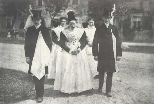 Hochzeit in Wittichenau : Gesellschaftliche Volkskultur - Sitten im Laufe des menschlichen Lebens - Hochzeit. Ort: Kulow / Pfarrgemeinde Wittichenau. Braut auf dem Weg zur Trauung.