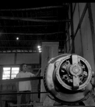 Arbeiterin an einem Generator (China 1959)