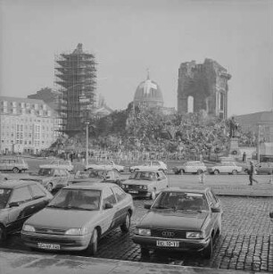 Blick gegen Ruine der Frauenkirche mit Mahnfriedhof und Kuppel des Ausstellungsgebäudes mit weißem Kreuz