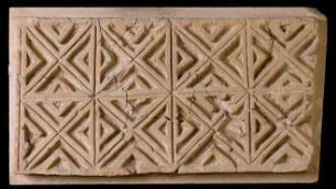Friesplatte über der Nische des Mittelgeschosses von der rekonstruierten Fassade des Partherpalastes aus Assur