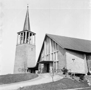 Thymmo-Kirche: Möhlenstedt: Außenansicht von Süden: links Glockenturm: vorn Zuwegung und Grünanlage