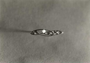 Brosche. Silber, Perlen; L. 6,5 cm. um 1900. Dresden: Kunstgewerbemuseum