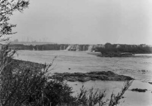Flusslandschaft mit Wasserfall : Der "Salto dos Patos"-Wasserfall des Rio Grande bei Icém.