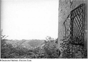 Klipphausen-Scharfenberg (ehem. Batzdorf). Blick vom ehem. Weinbergshaus (Totenhäusel, 18. Jh.) zu den rechtselbischen Hängen
