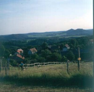 Ortsteilansicht. Blick nach Westsüdwest auf Königstein und Lilienstein : Kirnitzschtal-Mittelndorf. Ortsteilansicht. Blick nach Westsüdwest auf Königstein und Lilienstein