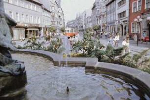 DDR. Erfurt. Anger mit Passanten und Straßenbahn. Blick vom Angerbrunnen