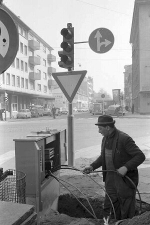 Installierung einer Signalanlage an der Kreuzung Amalien-/Karlstraße.