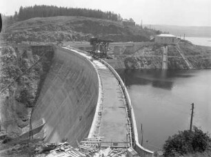 Saale-Orla-Kreis. Bleilochtalsperre (1926/1932). Blick vom linken Ufer auf Staumauer und Schleusenhaus