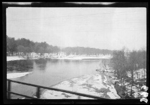 Verschneite Flusslandschaft