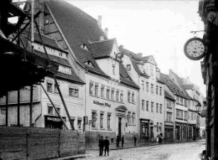 Alter Markt (Nordseite) - Zwischen Meteritz (Ritter)- und Schmeerstraße. linke Bildseite: Alter Markt 26 (I.J. Weber, Kolonial- und Seilerwaren); Alter Markt 27 ("Goldener Pflug"); Alter Markt 28 (E. Becker, Barbierherr); Alter Markt 29 (Jul. Schlee, Klempnermeister); Alter Markt 30; Alter Markt 31 (Einfahrt "Goldener Pflug"); Alter Markt 32 (halb verdeckt)
