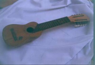 Charango (kleines, gitarrenähnliches Zupfinstrument). Sucre 