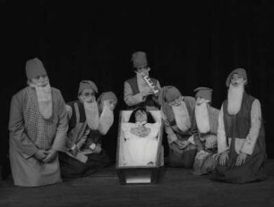 Kein Märchen aus uralten Zeiten: Ensemble (Mitte: Wolfgang Gruner)