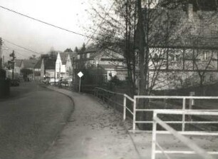 Cossebaude, Talstraße. Südlicher Teil des Dorfkerns (Talstraße 15-33) mit Lotzebach