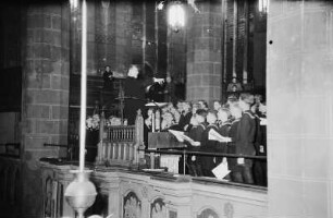 Thomaskantor Günther Ramin dirigiert den Thomanerchor