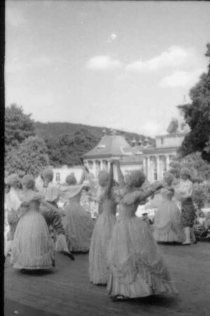 Ballett-Serenade der Dresdner Staatsoper im Schloßhof vor dem Bergpalais von Schloß Pillnitz, Juli 1951