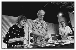 Die Komponistin Sofia Gubaidulina mit Christian Langer und Simon Etzold, Schlagzeuger der Sächsischen Staatskapelle, bei der Probe, Internationale Schostakowitsch-Tage Gohren 2017