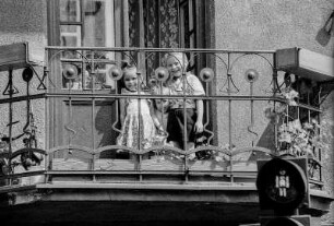 Rzeszów, im Südosten Polens, Hauptstadt der Woiwodschaft Karpatenvorland. hier drei Kinder auf einem Balkon