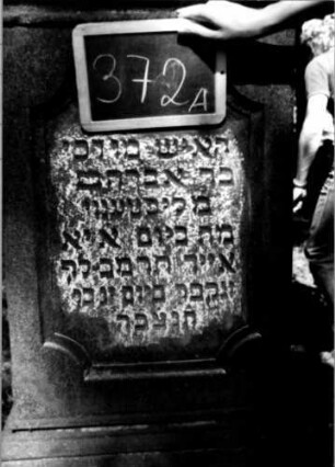 Grabstein 372 (Index: 100111877) Material: Sandstein Zustand: leicht verwittert Maße HxBxT: 134x60x23 cm Beschreibung: Stele, profilierter Sockel, obeliskenartiger Abschluß, Schriftfeld eingetieft mit rund eingezogenen Ecken: Grabstein 372A