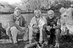 Nehberg, Rüdiger: Survival-Experte aus Rausdorf mit seiner Reisebegleiterin Christina Haverkamp und Moderator Volker Ligat vom Norddeutschen Rundfunk (NDR)