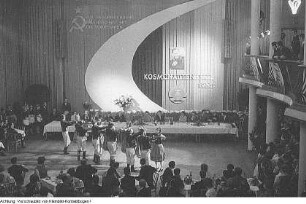 Alexej Archipowitsch Leonow (1934), Sowjetischer Kosmonaut, führte als 1. Kosmonaut während eines Raumfluges (1965) ein Ausstiegsmanöver aus. Nach diesem Raumflug Empfang in Dresden (seine Frau in seiner Begleitung), Oktober 1965