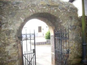 Kirchhofmauer im Süden-äußerer Torbogen des einstigen Kammertors sowie Werksteine im Mauersteinverband